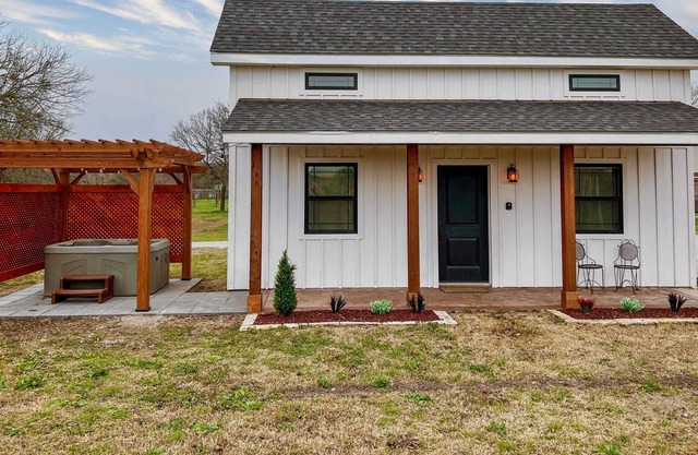 Cowbell Cabin With Hot Tub 15min to Downtown