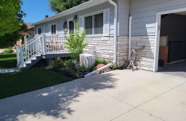 cozey 2 bedroom basement apartment, comfortably located in center Morrill Ne.