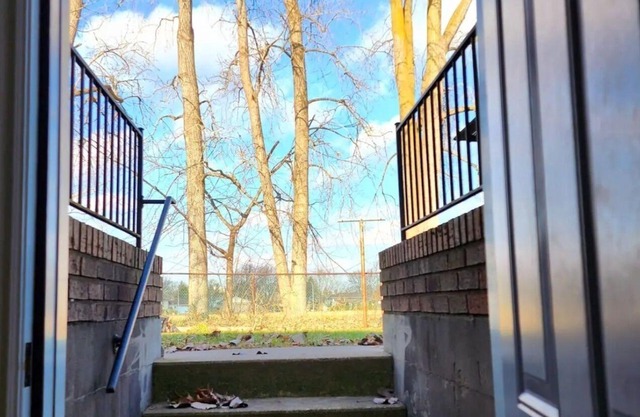 Cozy 1 Bed Basement Studio Apt 10 min to downtown and riverside