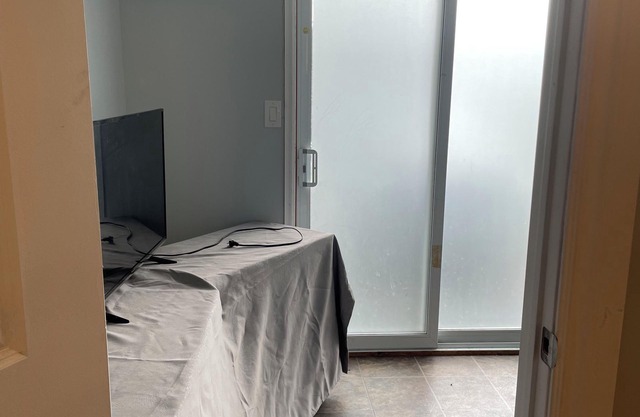 Cozy 1 bed & bath located near the Otonabee River.