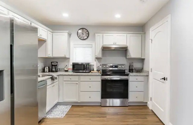 Cozy 1 Bedroom, 1 Bath guest house. Private country setting.