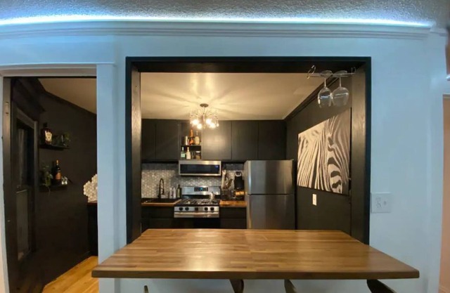 Cozy 1-bedroom apartment with off-street parking
