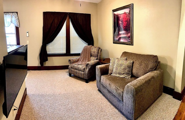 Cozy 1-bedroom apartment in historic Dubuque with AC, WiFi