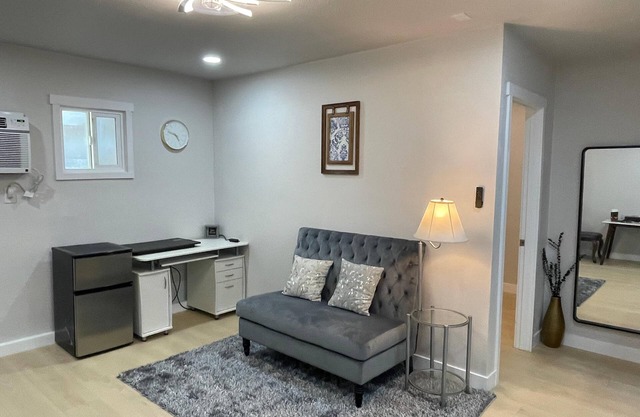Cozy 1-bedroom apartment suite with full kitchenette