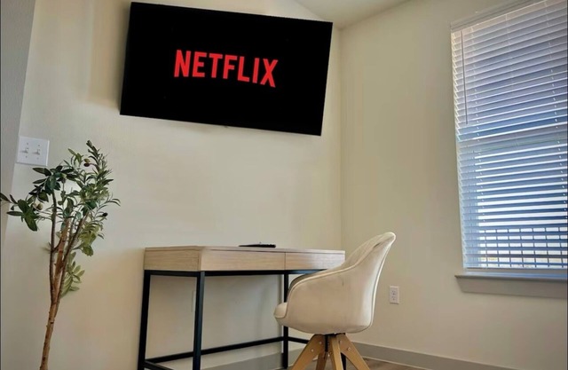 Cozy 1-bedroom apartment, gym, pool, WiFi, washer dryer, great location
