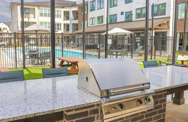 Cozy 1-bedroom apartment in fabulous Sherman with AC, WiFi, fitness room