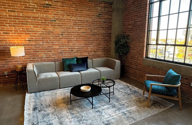 Cozy 1-bedroom apartment in Downtown Toledo. Wifi, gym, and pet friendly!