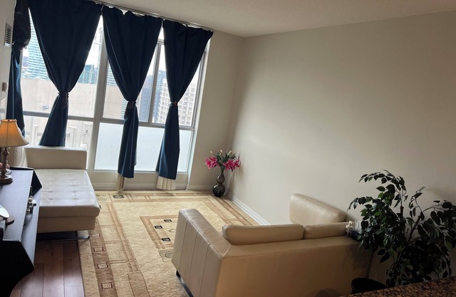 Cozy 1 Bedroom Condo Near Square One