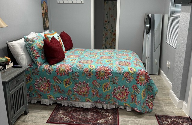 Cozy 1-Bedroom Guesthouse w/Community Pool