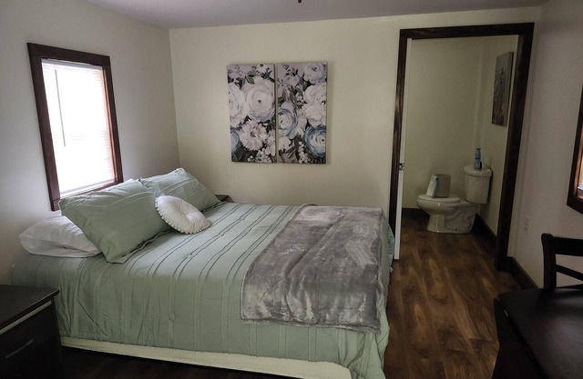 Cozy 1-bedroom house in awesome Lambsburg with WiFi, AC , swimming pool.