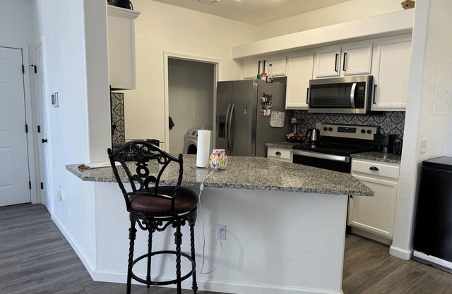Cozy 1-bedroom shared space condo with WiFi, pool, and AC in enchanting Aurora