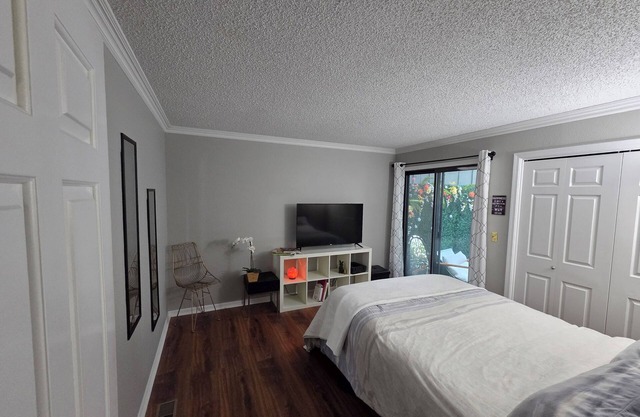 Cozy 1-bedroom townhome in Kansas City/Mins from Downtown with WiFi, AC