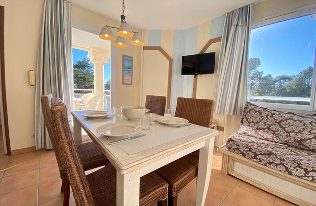 Cozy 1-BR Apartment with Balcony & Pools, 300m to Beach - La Baule