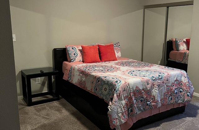 Cozy 1 br Apt with jetted tub near Galleria