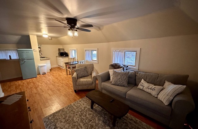Cozy 1 king bed Apt Minutes to Okemo (Pet Friendly)