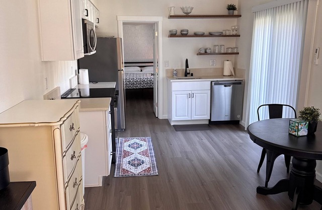 Cozy 1bd/1bath Apartment Unit in Downtown Vancouver