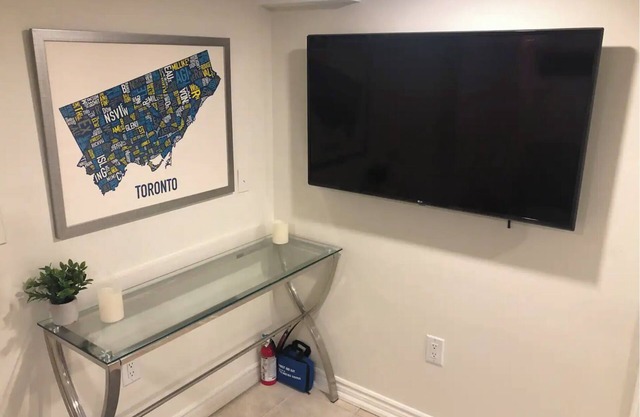 Cozy 1br +1 Apartment in Toronto's Midtown!
