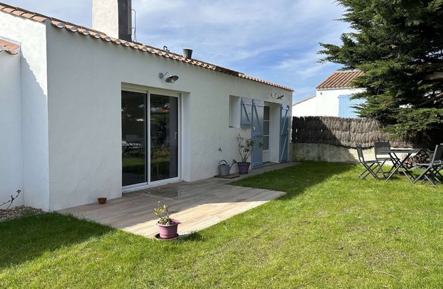 Cozy 1BR Beach House with Garden, Near Shops & Cinema