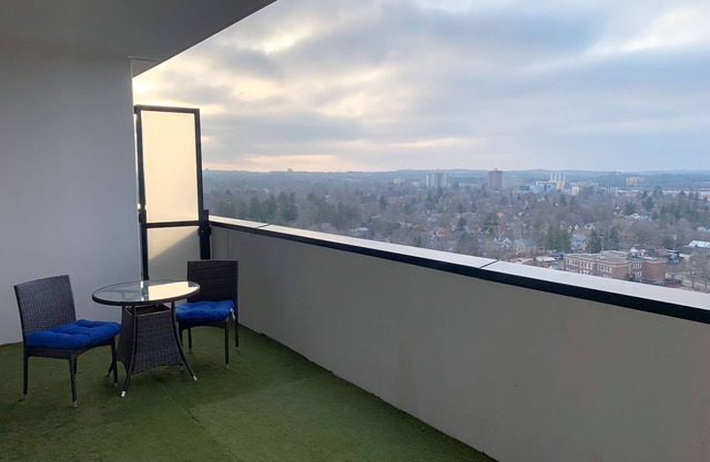 Cozy 1BR Condo w/In-Suite Laundry, Gym, Free Parking and Full Kitchen