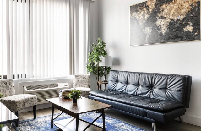 Cozy 1BR Next to Airport 2039