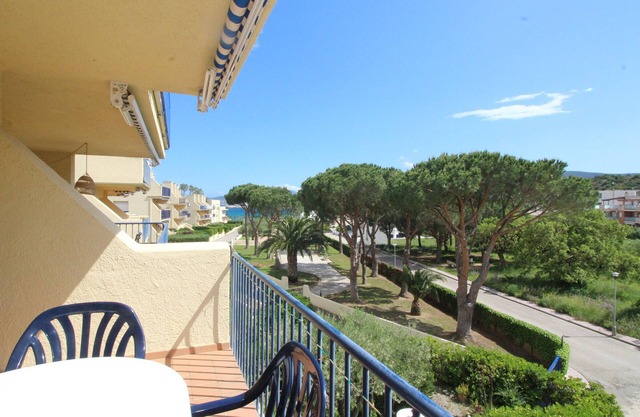Cozy 1st-Floor Apartment with Terrace, 150m from Grifeu Beach - Sleeps 4
