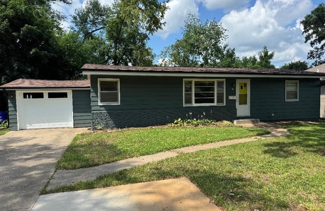 Cozy 2-bdrm home minutes from Kinnick and Melrose tailgating, AC, WiFi, parking