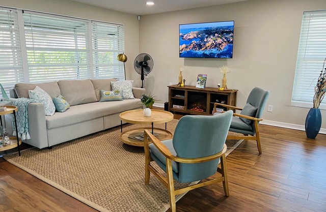 Cozy 2 bdrm home w/patio&grill close to the gulf beaches, shops, and restaurants