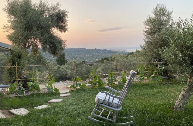 Cozy 2-bdrm-house with garden and view