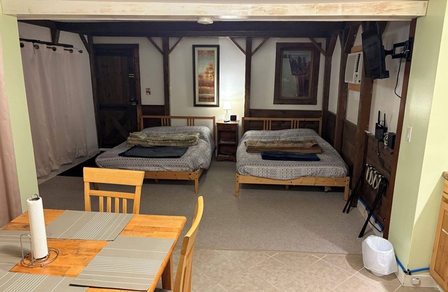 Cozy 2-Bed Suite/Studio with WiFi and AC in welcoming Lakes Region Bridgton