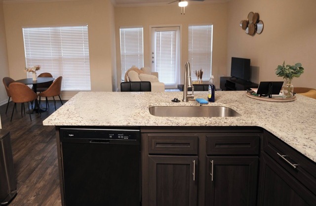 Cozy 2-bedroom/2-bath apartment in enjoyable Austin with pool, AC, fitness room