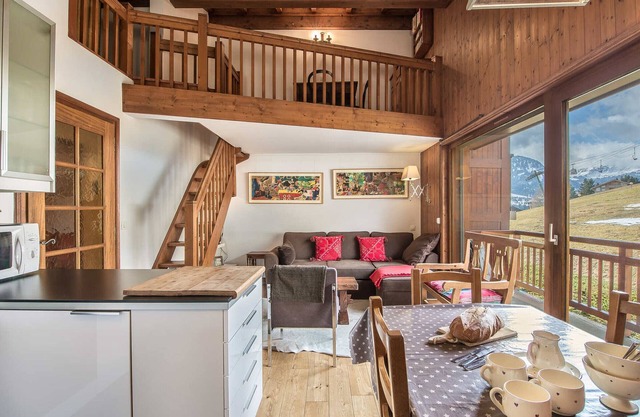 Cozy 2-Bedroom Apartment in Megève - South-Facing Balcony, Near Lift, Parking, Pet-Friendly