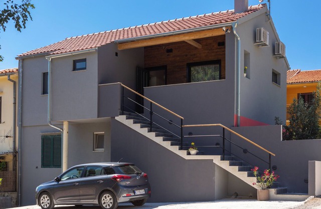 Cozy 2-bedroom apartment in beautiful Komiža with private parking!