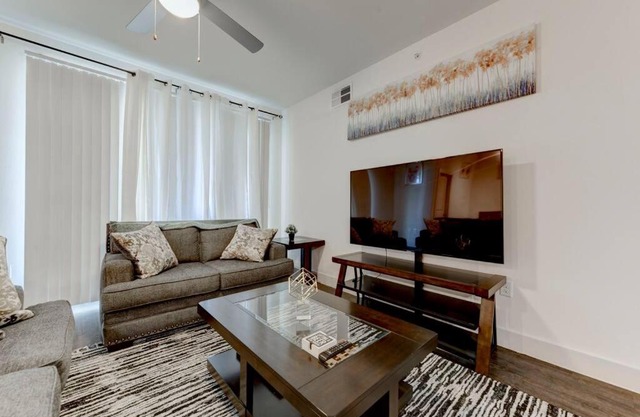 Cozy 2-bedroom apartment with pool view @ Domain Northside