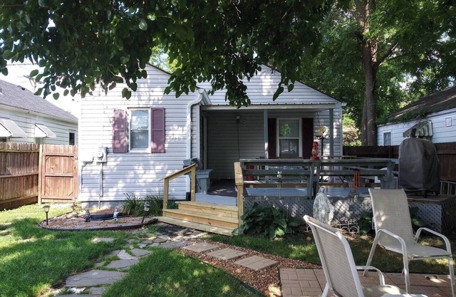 Cozy 2-bedroom bungalow with AC and WiFi in charming Springfield