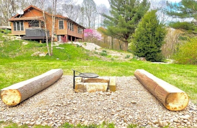 Cozy 2 Bedroom Cabin with Hot Tub