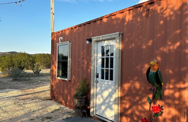 COZY 2 BEDROOM CABIN 1/2 MILE FROM NUECES RIVER.