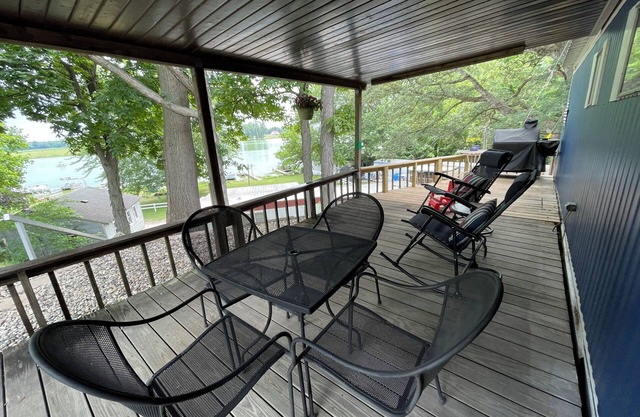 Cozy 2-bedroom campground in peaceful Claypool with AC, WiFi. Overlooking laken