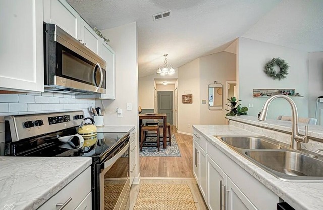 Cozy 2-bedroom condo with AC, WiFi in charming Eagle Creek area Indianapolis.