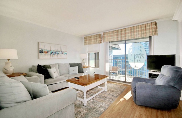 Cozy 2-bedroom condo, Ocean front! Top Floor! in fabulous Myrtle Beach resort