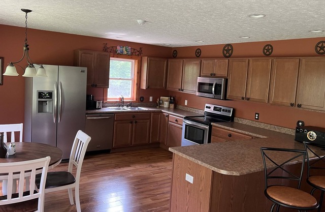 Cozy 2 bedroom farmhouse close to town