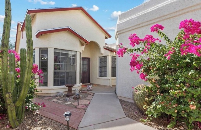 Cozy 2-bedroom house directly across from Tucson National Golf Resort