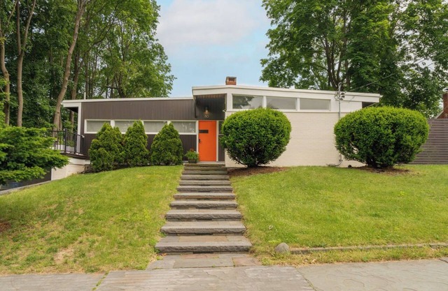Cozy 2-bedroom house in charming Kingston with AC, WiFi