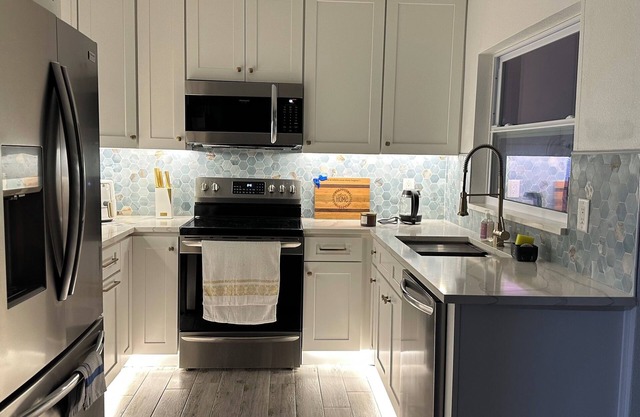 Cozy 2-bedroom house in pleasant Tampa with WiFi, AC
