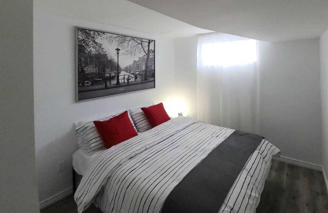 Cozy 2-bedroom lower unit!