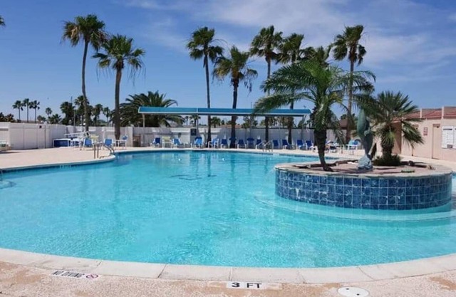 Cozy 2-bedroom mobile home in awesome Port Isabel with WiFi, AC