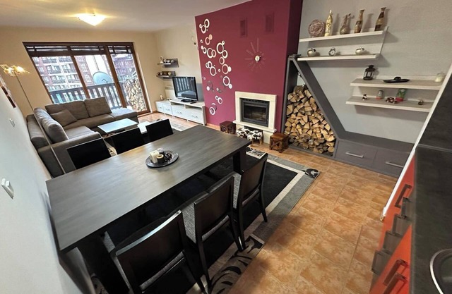 Cozy 2 Bedroom Penthouse with Fireplace