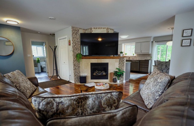Cozy 2 bedroom Rancher near Marina w/ HOT TUB!
