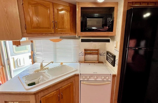 Cozy 2-bedroom RV in tranquil Tuttle with AC, WiFi