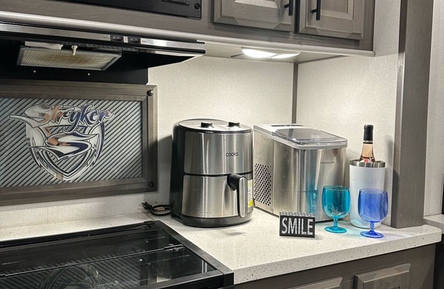 Cozy 2-bedroom RV with WIFI, AC, Club House & Pool in NASA & Oil nd Gas Industry