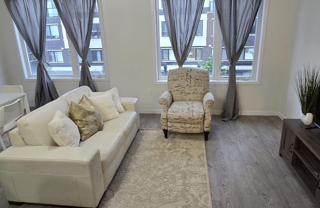 Cozy 2-bedroom Townhouse with a rooftop patio. nHome away from home!